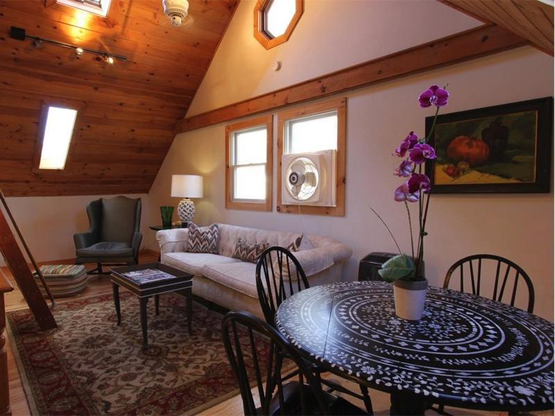 Charles And Charles Mv Bed and Breakfast Vineyard Haven Exteriör bild