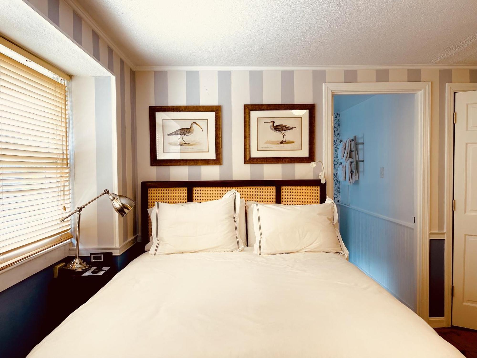 Charles And Charles Mv Bed and Breakfast Vineyard Haven Exteriör bild